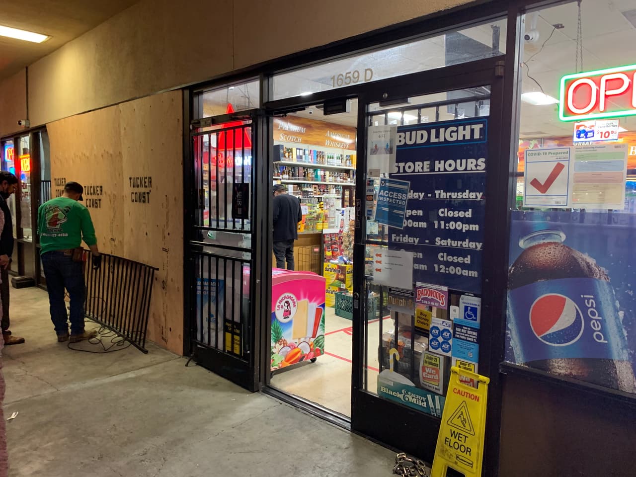 El miércoles, los dueños de los negocios hacían reparaciones en sus accesos tras el robo de los cajeros.
<br>