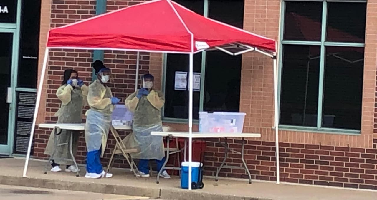 El jueves 26 de marzo los pacientes con síntomas en el área se realizaron exámenes por primera vez.