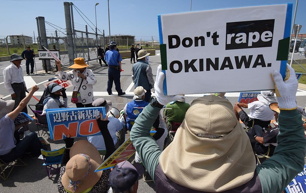 La protesta fue organizada tras la violación y el asesinato de una joven local presuntamente cometidos en abril por un exmarine, el más grave de los últimos sucesos en esta región con soldados estadounidenses implicados y que ha reavivado el rechazo de la población local contra la presencia militar de Washington.
