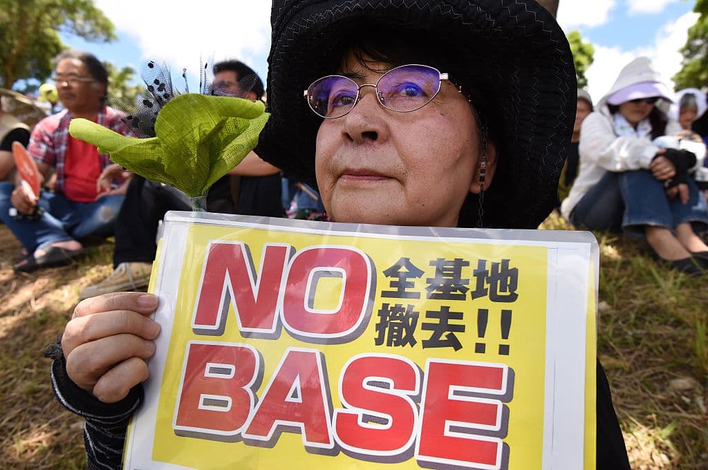 Los manifestantes japoneses reclaman la revisión del pacto firmado en 1960 entre Japón y Estados Unidos que regula la jurisprudencia sobre estas bases y sobre su personal, y que permite que los sospechosos de crímenes en territorio nipón respondan ante la justicia de EEUU.