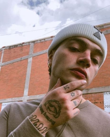 En 2019, durante una entrevista con 'Ventaneando', el cantante explicó que "ya no se sentía contento" siendo parte de la banda. Ahora, en su carrera en solitario sus sencillos 'Derroche' y Fe' son canciones marcan el inicio de su nueva etapa.