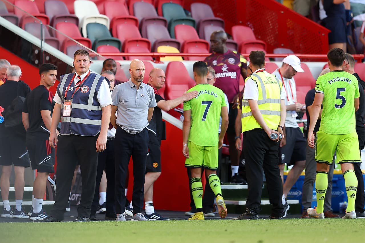 Brentford goleó 4-0 al Manchester United en la Jornada 2 con goles de Josh Dasilva, Mathias Jensen, Ben Mee y Bryan Mbeumo; su primera victoria sobre los Red Devils desde 1938.
