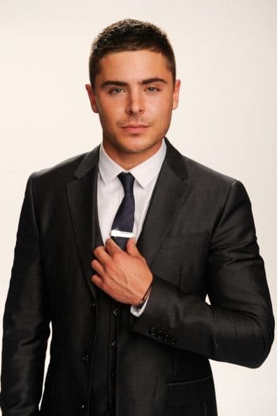 Otro famoso que dejó los pañales hace mucho tiempo y actualmente es un bombón hollywoodense muy bien vestido ¡es Zac Efron!
