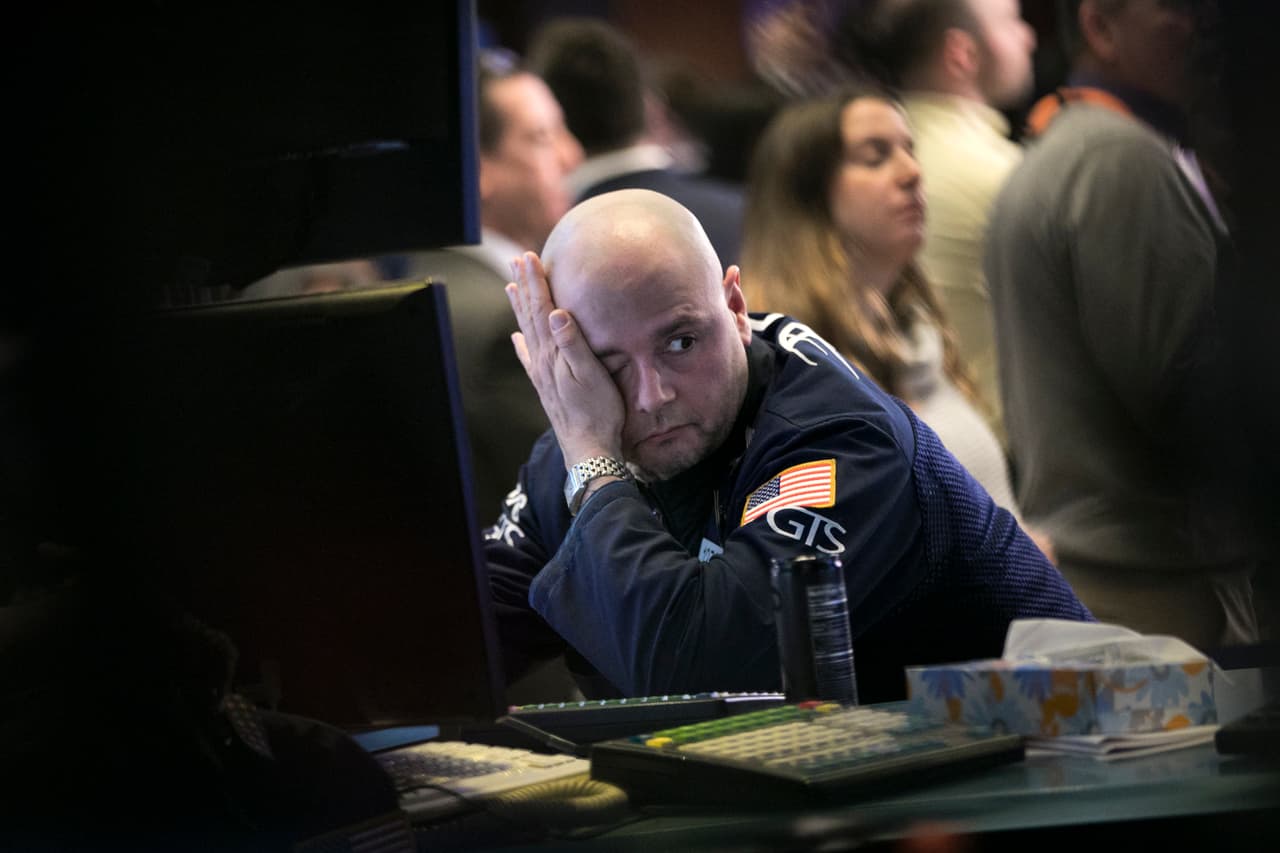 Todos estos oficios tienen en común factores como que
<b>trabajan en un espacio reducido que limita la movilidad</b>, hacen poca actividad física,
<a href="https://www.univision.com/noticias/tabaquismo/fumar-no-solo-afecta-tu-salud-fisica-tambien-tiene-efectos-sobre-la-mental">fuman</a>,
<a href="https://www.univision.com/noticias/no-puedes-dormir">duermen poco</a>,
<a href="https://www.univision.com/noticias/los-efectos-del-estres-en-tu-cuerpo-video">suelen estar bajo presión</a>, ingieren muchas calorías y comida rápida, pican entre horas y usan su tiempo libre de
<a href="https://www.univision.com/north-carolina/wuvc/noticias/salud/sedentarismo-el-asesino-silencioso-video">modo sedentario</a>.