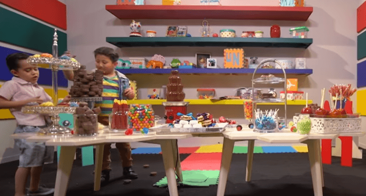 Fue tal la ansiedad de Albertanito que incluso derrumbó la torre de bombones de chocolate. Obviamente no se salvó del regaño de Mateo por esa travesura.