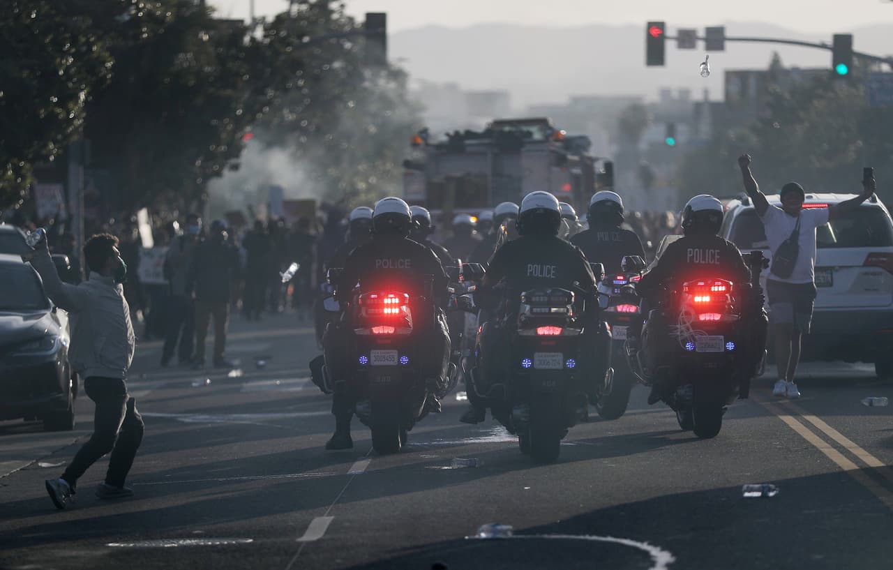 El alguacil de Los Ángeles, Alex Villanueva, aseguró que pidió 500 uniformados para apoyar a las autoridades locales, pero señaló que los arrestos solo podrán ser hechos por policías.