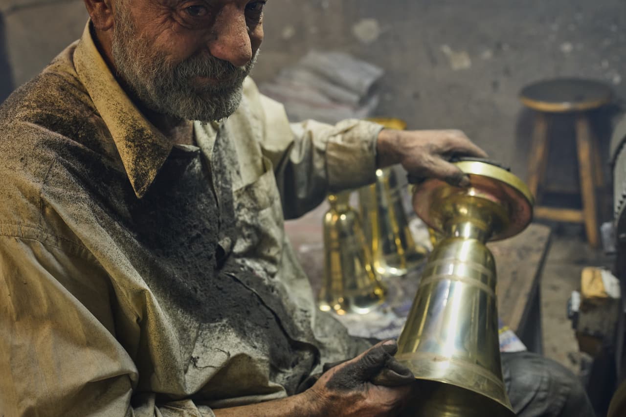 El maestro pulidor Yucel Gur pule un objeto de metal en su taller en el barrio artesanal de Buyukhan en Estambul.
