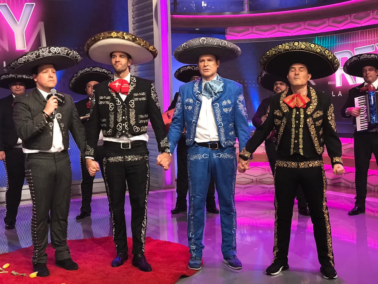 Tomados de las manos esperaron el resultado que le permitiría levantar el sombrero a solo uno de los contrincantes.