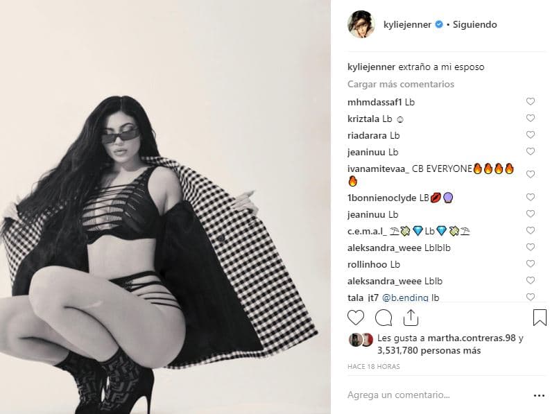 La joven de 21 años publicó este 22 de enero en Instagram una postal con el siguiente mensaje escrito en español: "Extraño a mi esposo".
<br>