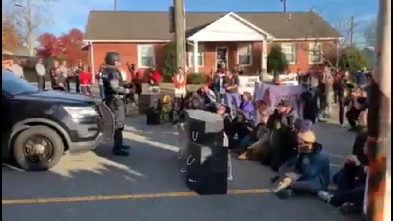 Cientos de manifestantes en Graham se pronunciaron para exigir la cancelación del contrato que ICE tiene con el alguacil del condado de Alamance, Terry Johnson. Como resultado de la manifestación 9 personas fueron arrestadas al llevar a cabo un ritual judío en la calle.