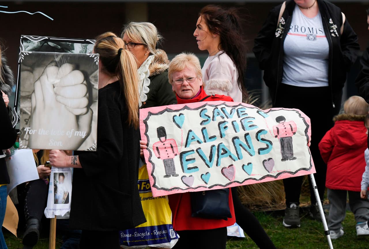 Quienes respaldaban a los padres de Alfie llegaron a formar en Facebook la llamada "Armada de Alfie", un grupo con más de 800.000 seguidores.