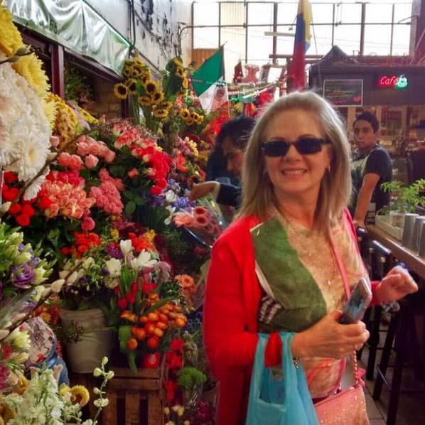 Erika Buenfil se fue de compras al colorido mercado.