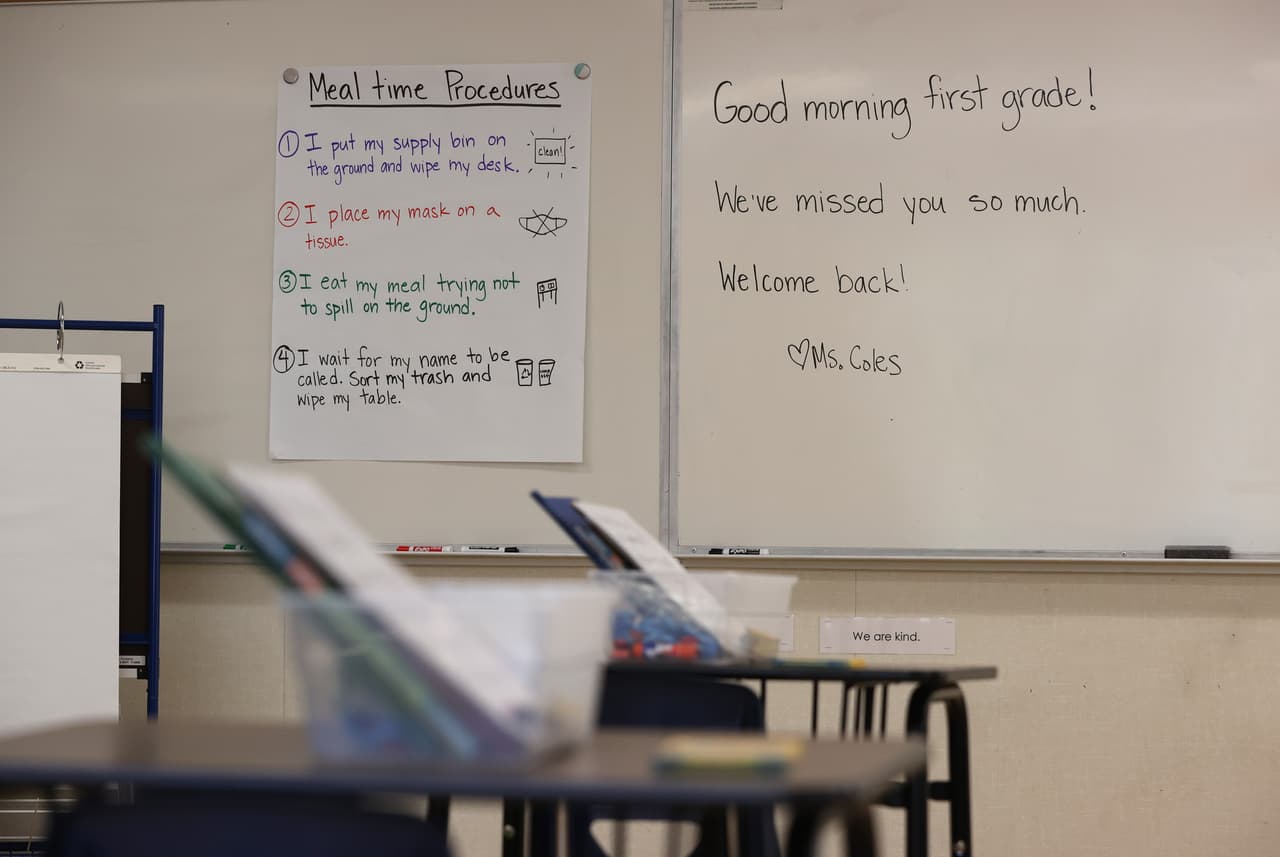 Las horas para el receso y el almuerzo también serán distintas. La comida no se servirá en el área de la cafeteria, sino en los mismos salones, además de que en las escuelas habrán zonas designadas para jugar y solo podrán hacerlo entre los grupos de niños que estén designados.