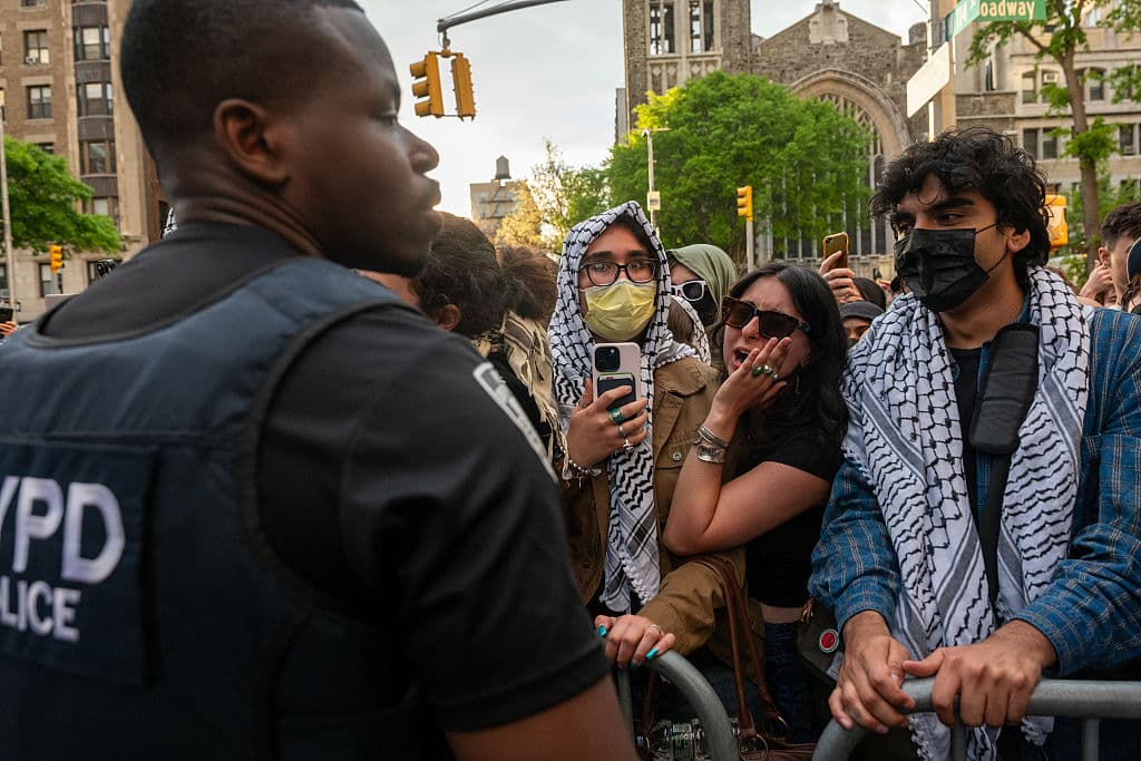 Esta negativa llevó a la administración universitaria a solicitar la intervención policial.