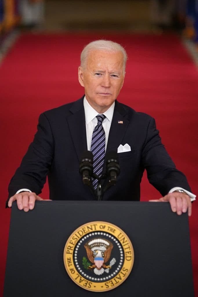 El presidente habló de que su administración ha conseguido aplicar 81 millones de vacunas en siete semanas y dijo que EEUU tiene la oportunidad de celebrar “un 4 de julio muy especial” pues implicaría “además de conmemorar nuestra independencia, 
<b>el comienzo de nuestra independencia de este virus</b>”. No obstante, también recordó que “se había perdido tiempo” en la batalla contra la pandemia. “
<b>Hemos perdido mucho</b>, familiares, amigos, negocios, sueños. Hemos perdido tiempo”.