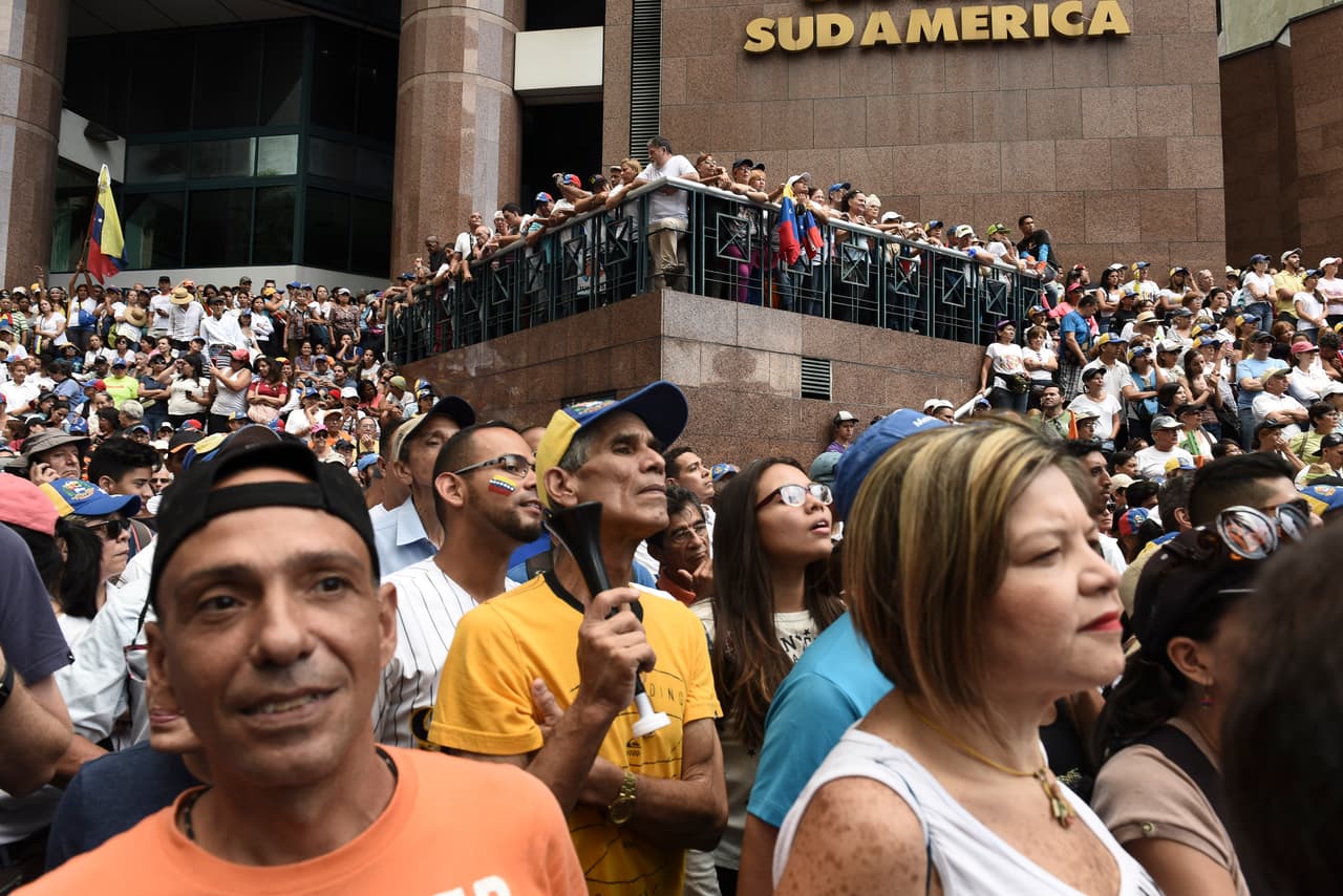 El presidente interino venezolano tambi茅n aprovech贸 los sucesos de Bolivia para hacer un nuevo llamado a las fuerzas policiales y militares para que den la espalda al l铆der chavista, en el poder desde 2013."Necesitamos a la Fuerza Armada", dijo Guaid贸.
<br>