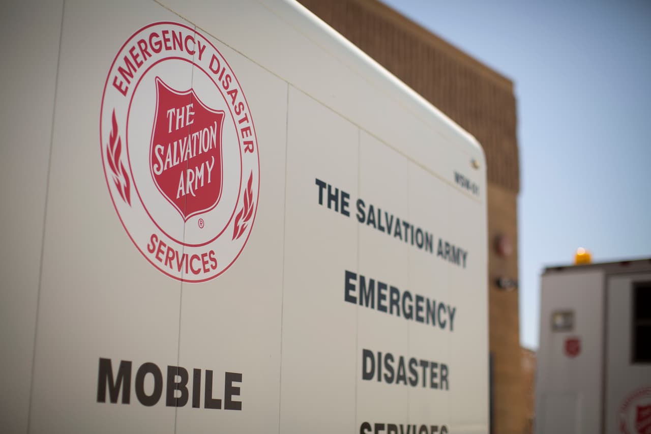 Unidad móvil de servicios de emergencia del Salvation Army estacionado en la parte trasera del albergue.