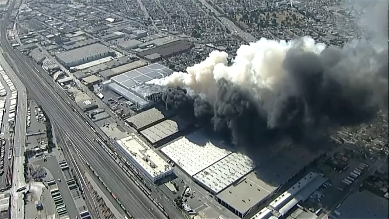 Alarma en Los Ángeles: Incendio en Boyle Heights cumple su sexto día y deja mala calidad del aire