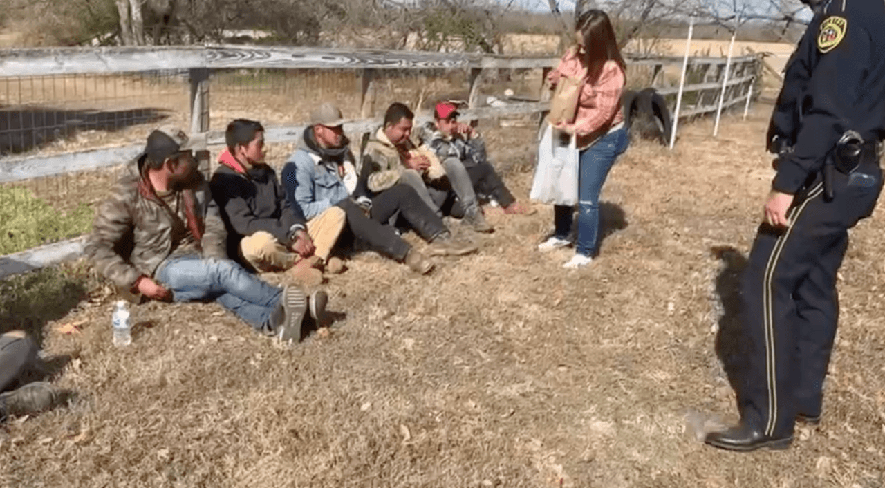 Hallan dentro de una camioneta a inmigrantes que llevaban 15 días sin comer 