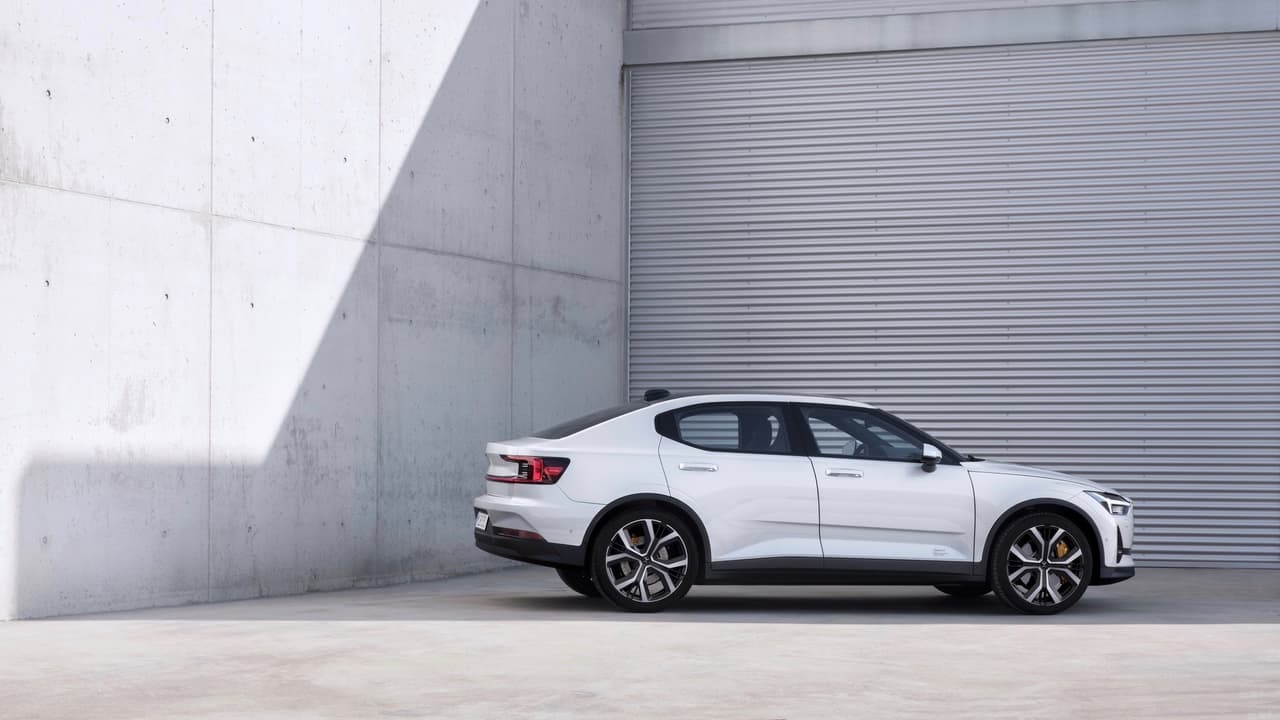 Polestar promete 
<b>dinámicas de manejo precisas y excitantes</b> para su primer vehículo de volumen, pero para quienes necesiten más el Polestar 2 ofrece un 
<i>Performance Pack</i> opcional que incluye amortiguadores Öhlins, frenos Brembo, ruedas de 20 pulgadas con neumáticos deportivos. Los vehículos equipados con este 
<i>Performance Pack</i> se distinguirán por sus pinzas de frenos y cinturones de seguridad en color dorado.
