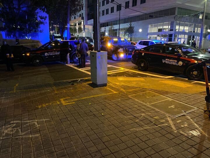 La Policía aún no ha revelado la identidad de la víctima, las posibles causas del incidente o si cuenta con sospechosos identificados o en custodia.