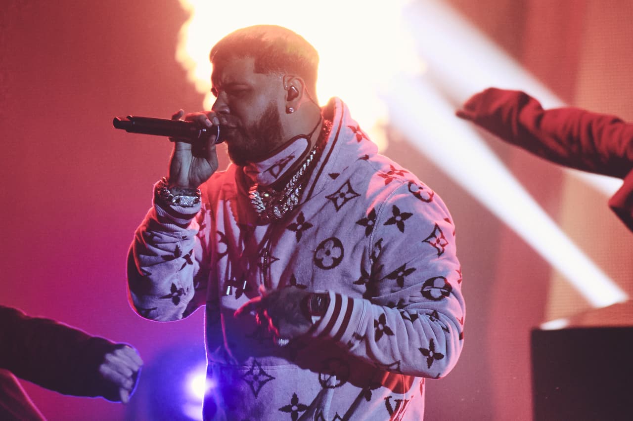 Anuel se subió al escenario para cantar 'Narcos', 'Hasta que Dios diga' y 'Reggaeton'.