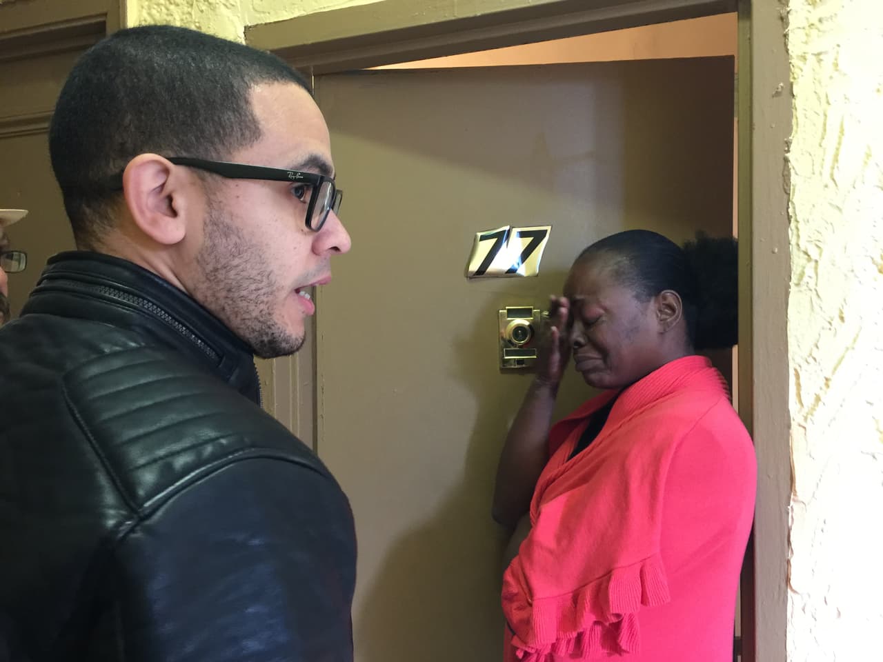 Stephane Tribble llora de desesperación por las plagas en su departamento.