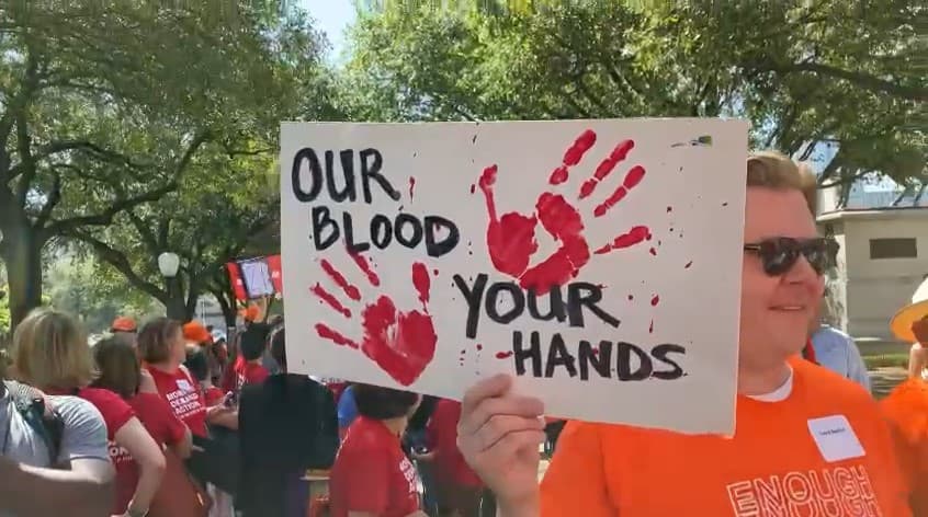 "Estamos aquí para exigir un cambio": piden más control de armas en Texas 
