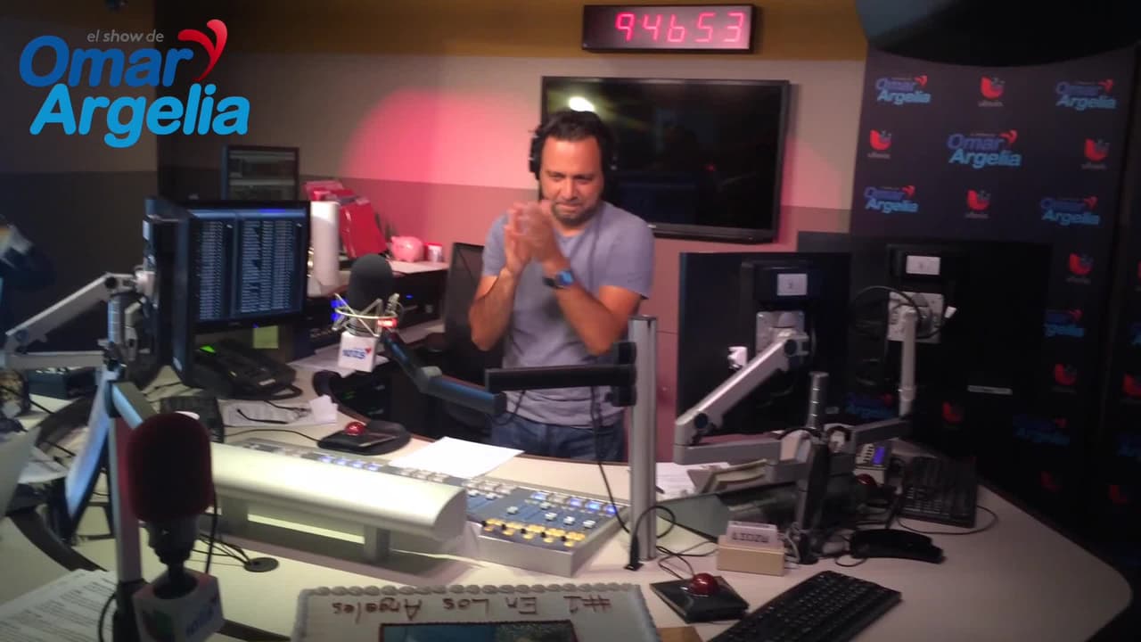 La pareja mas querida de la radio en español recibió serenata en pleno show al aire