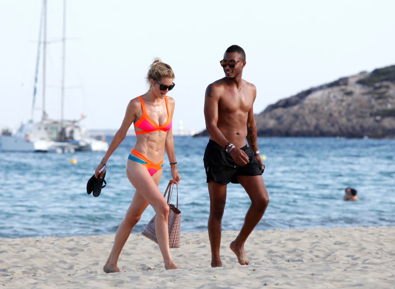 El Dj holandés Sunnery, con el que tiene dos hijas, estuvo con ella gozando del mar y otras diversiones.