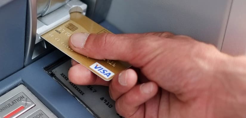 Usa una tarjeta de crédito o débito que proporcione 
<b>puntos de recompensa</b>, cupones u otros beneficios de membresía por tu compra de gasolina. Pero, presta mucha atención: paga el balance total cada mes, para que no pagues intereses.