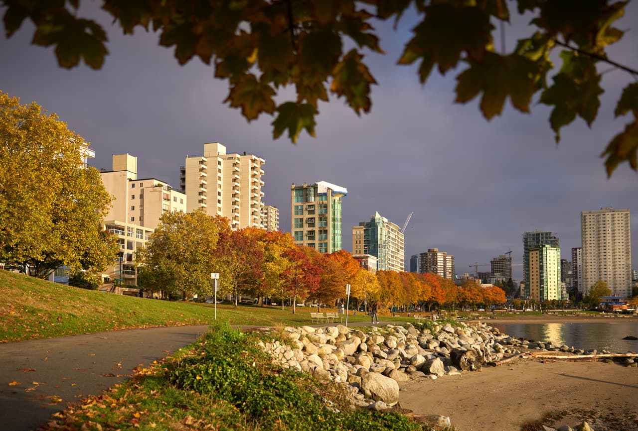 <h3 class="cms-H3-H3">25. West End, Vancouver, Canada</h3>
<br>
<br>Este barrio, en la península del centro de la ciudad, se sitúa justo al sur de Coal Harbour. Alguna vez un enclave tranquilo para la élite, el West End ahora es bullicioso. Davie Village sirve como un centro importante de reunión para la comunidad LGBTQ+ de la ciudad y encontrará bares que atienden a todo tipo de personas a lo largo de Davie Street. Para restaurantes y tiendas minoristas, no hay nada mejor que Denman y Robson Streets. 
<br>