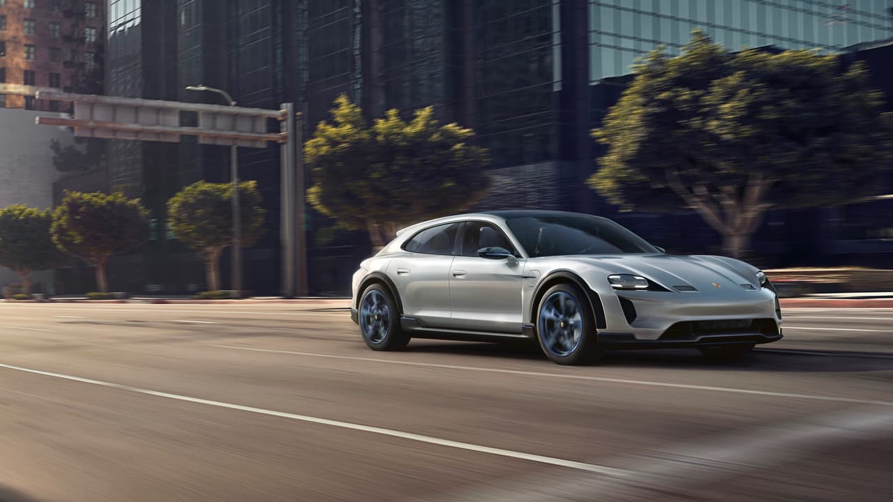 Se pueden decir muchas cosas del Porsche Mission E Cross Turismo, pero una de ellas nunca será que su diseño no está informado intensamente por el ADN que Porsche ha cultivado cuidadosamente durante los últimos
<b> 87 años</b>.