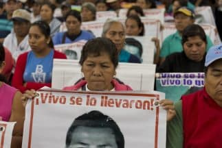 Madres de Ayotzinapa intentarán hablar con el Papa cuando peregrine por Estados Unidos