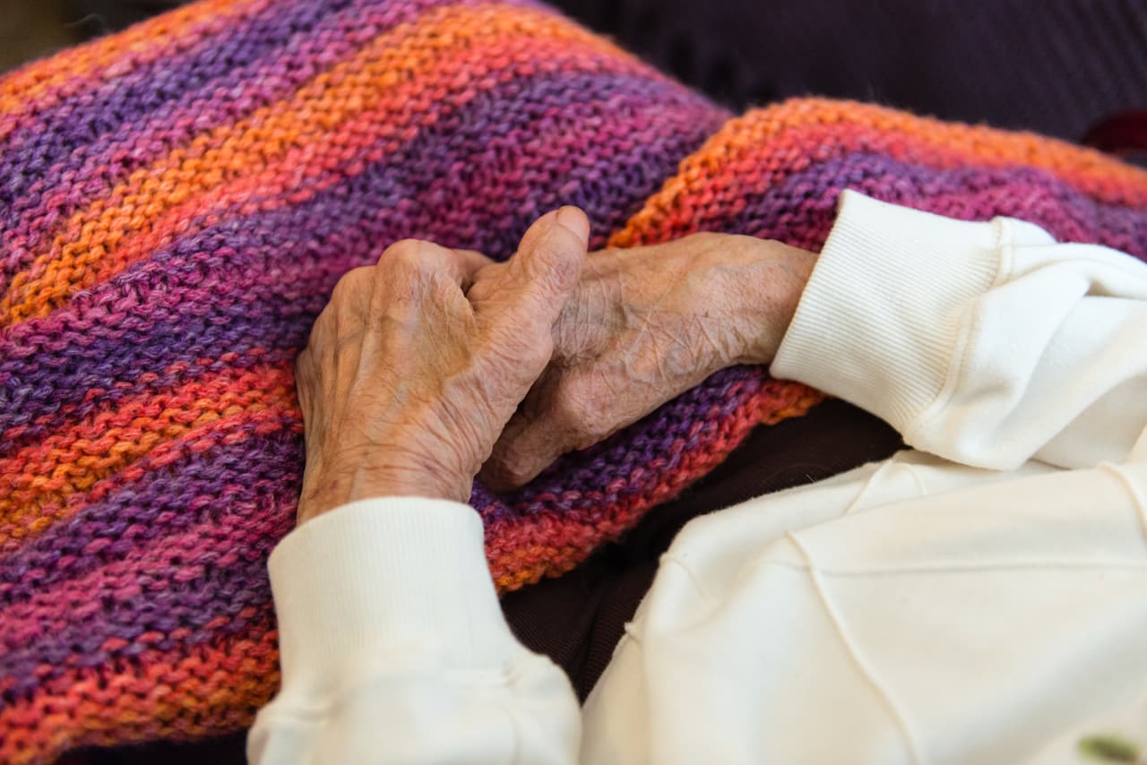 Las manos de Florence Márquez.