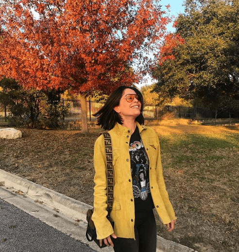 También ha apostado llevando en este color la chaqueta, con la que logró sin duda un contraste encantador.