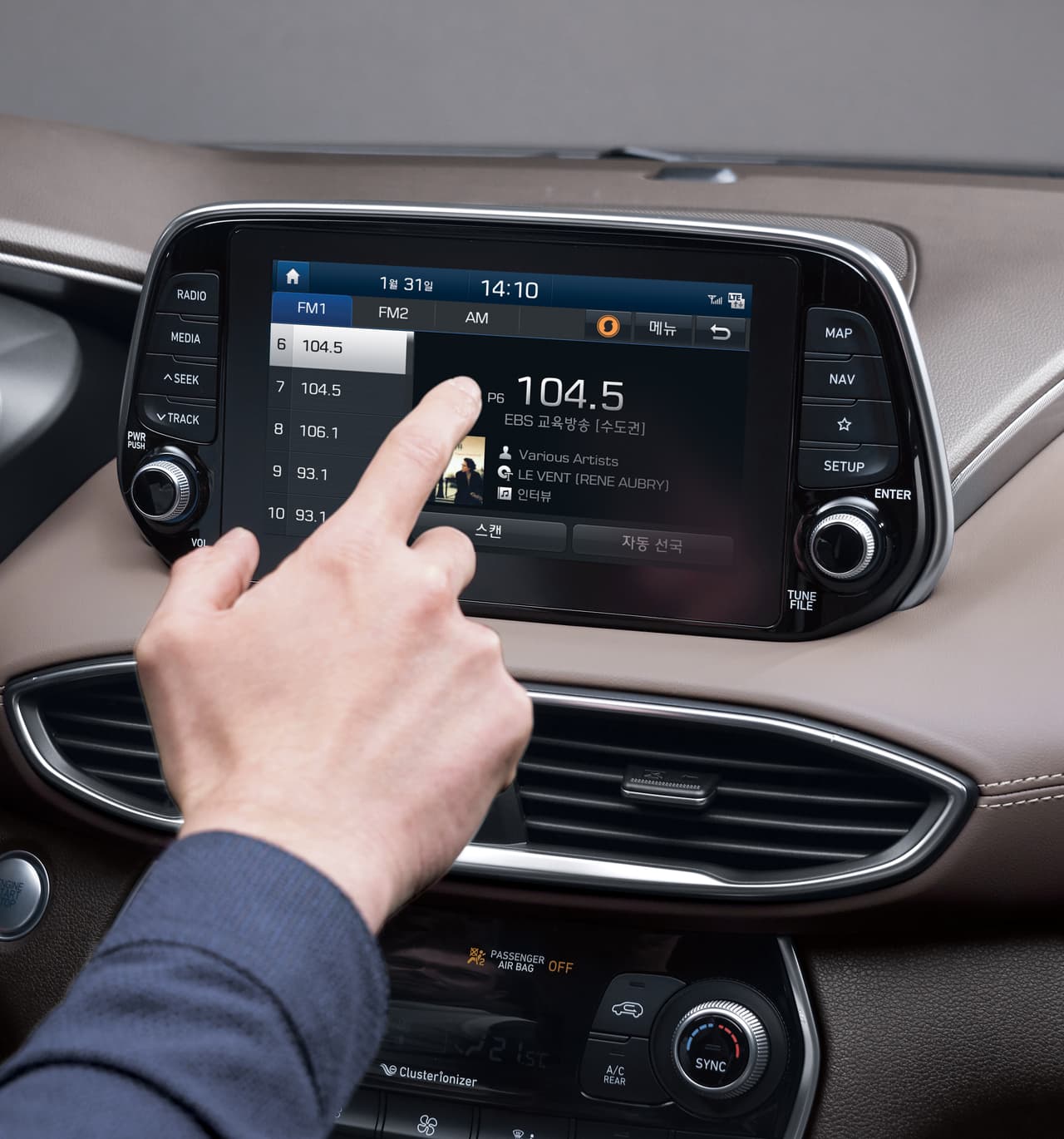 El equipamiento base de la Hyundai Santa Fe 2019 incluye una
<b>pantalla táctil de siete pulgadas.</b>