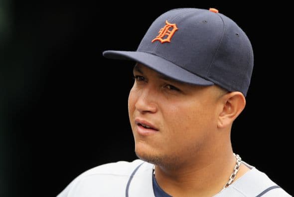 41. MIGUEL CABRERA- A pesar de los problemas personales que ha tenido, su talento en el deporte no se le quita es por eso que por un año de trabajo recibió $20.3 millones. Su contrato con los Tigres de Ditroit tiene un valor de $152.3 millones a ocho años.