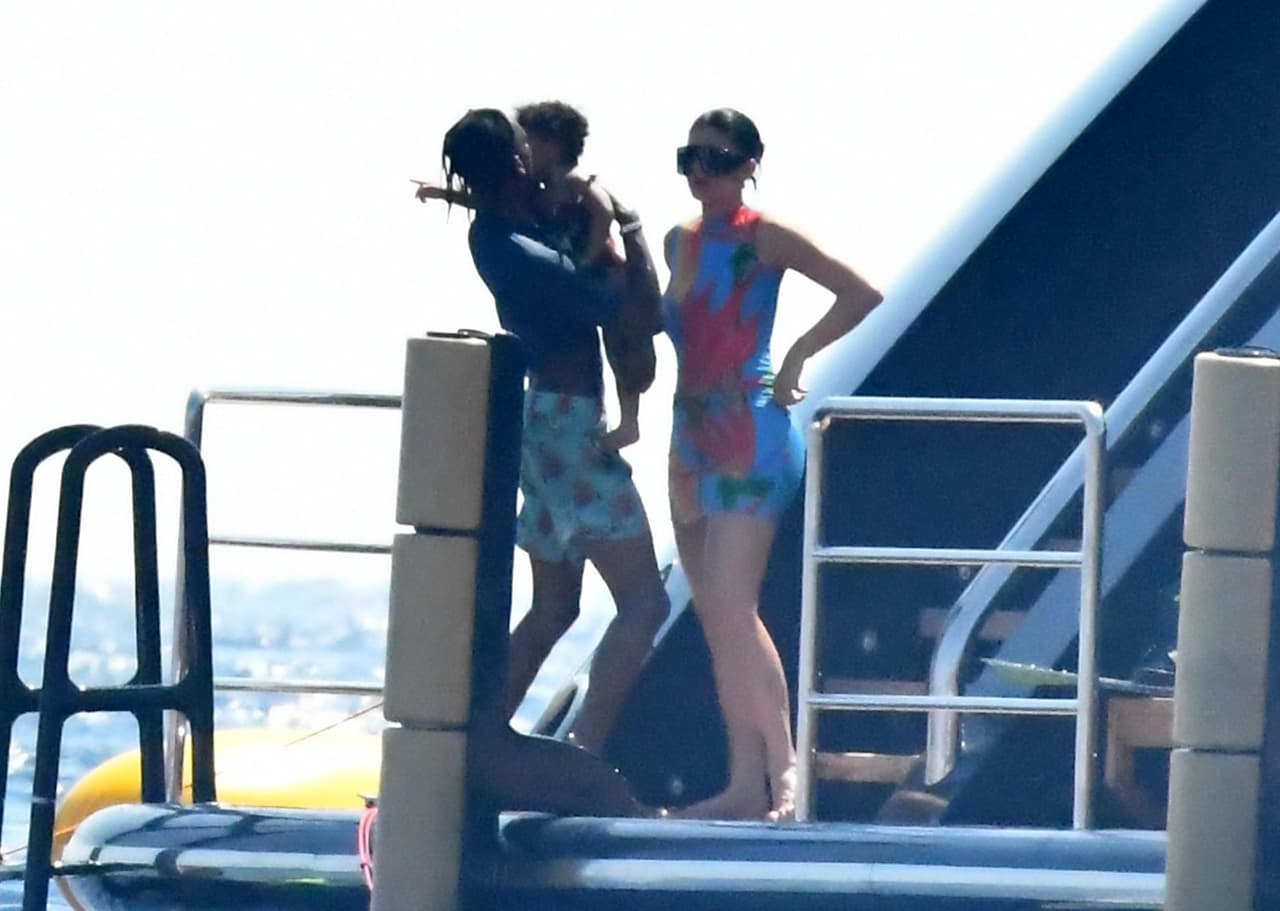 El pasado martes 13 de agosto, la joven multimillonaria fue captada disfrutando de las aguas de la isla de Capri en compañía de su pareja, 
<b><a href="https://www.univision.com/entretenimiento/locura-de-amor-asi-celebro-kylie-jenner-el-cumpleanos-del-papa-de-su-hija-stormi-video" target="_blank">Travis Scott</a></b>, y la hija de ambos, 
<b><a href="https://www.univision.com/famosos/kylie-jenner-amaria-una-hermanita-para-stormi-y-podria-llegar-este-mismo-ano-fotos" target="_blank">Stormi. </a></b>