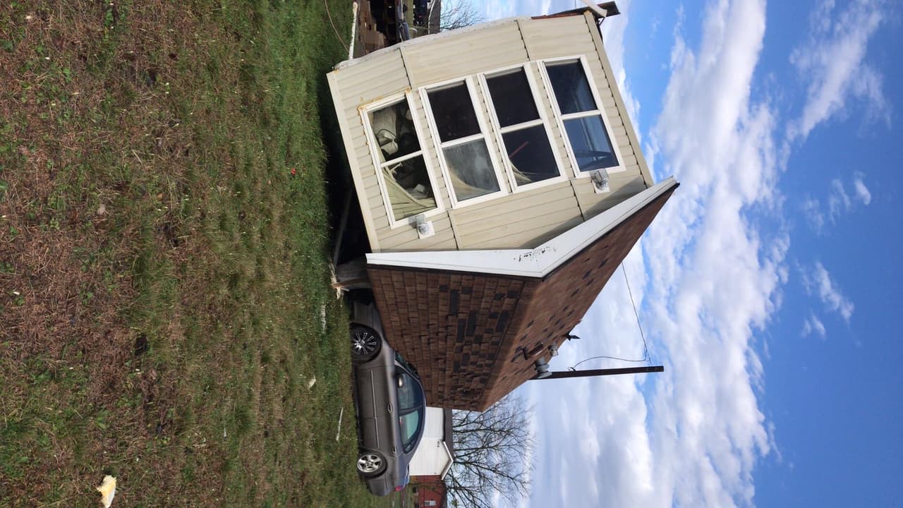 La casa de la señora Kim Howell quedó literalmente virada debido a la fuerza del viento en el condado Johnson.