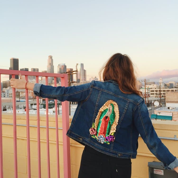 Hijo de tu madre, la marca de la mexicana Patty Delgado, ha logrado capitalizar la imagen de La Guadalupana en chamarras de jean. Bordadas a mano, con lentejuelas y apliques esta marca está llevando la cultura popular mexicana a otras latitudes (en 
<a href="https://www.hijadetumadre.com/">Hijodetumadre</a>)