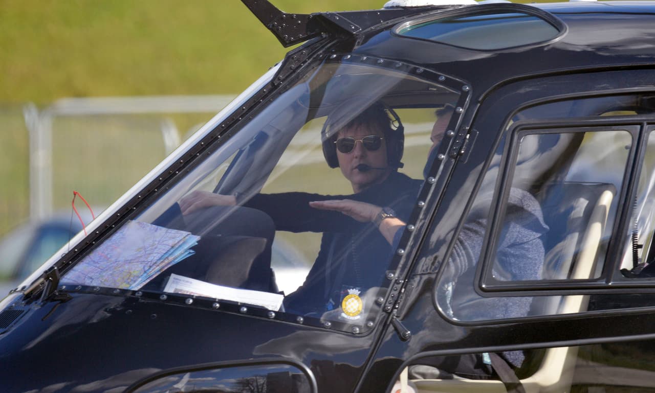 El profe le daba algunas indicaciones de vuelo.
