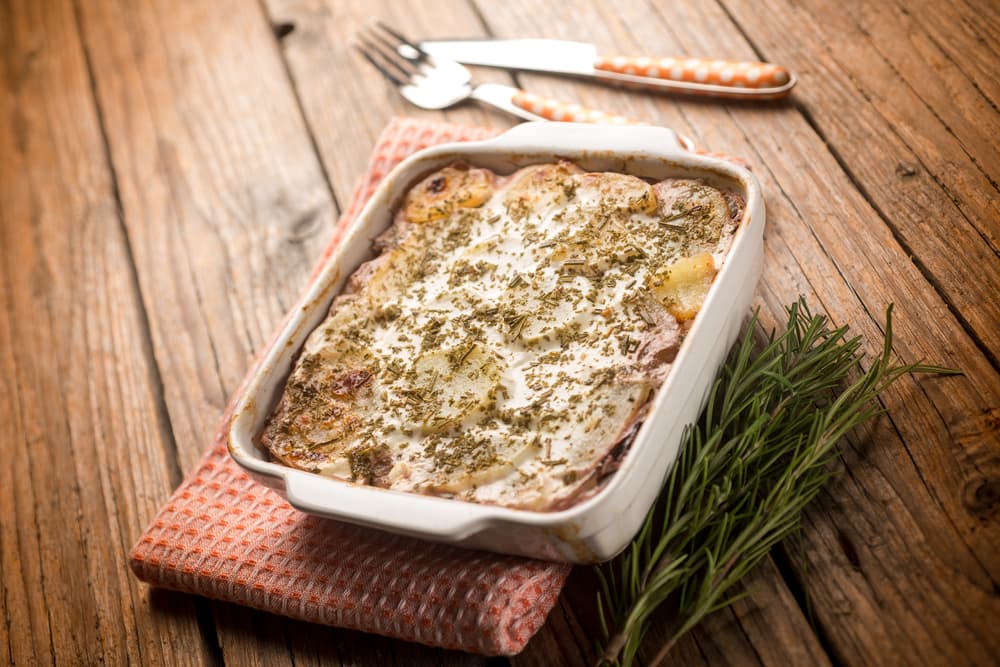 Coloca el puré de papas en una refractario y espárcelo después cubre con una capa de mayonesa, ahora incorpora la zanahoria rallada y por último, una capa de huevo rallado y emplatamos.