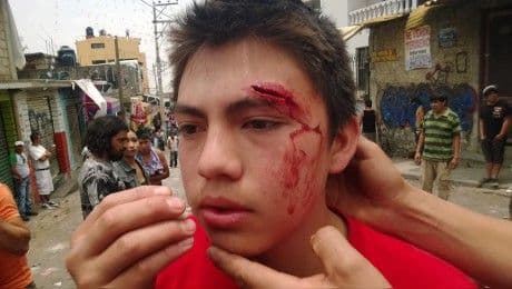 Algo que los vecinos no estuvieron dispuestos a aceptar y entonces se enfrentaron con un grupo de policías.. Foto tomada de Twitter.