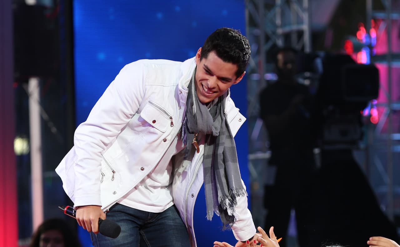 Su padre no lo apoya, pero esto no detiene a Mauricio. Con el apoyo de su madre y hermanas espera triunfar en La Banda.