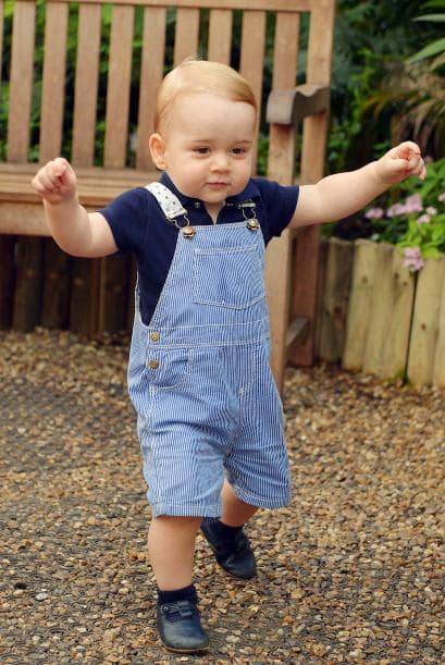 El 22 de julio la familia real también liberó unas lindas imágenes de George disfrutando de su primer cumpleaños.