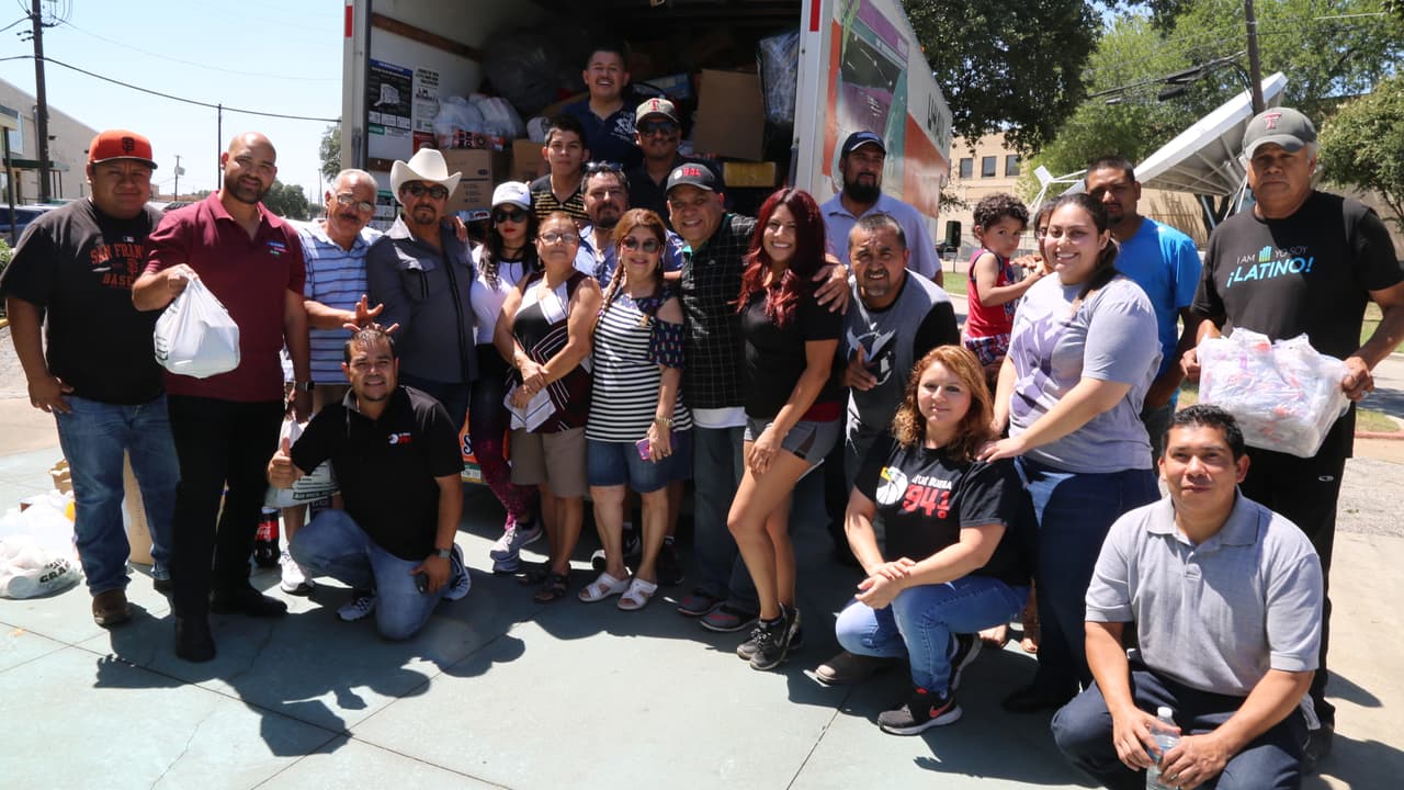 Así se cargo el camión con ayudas para los damnificados en Houston por radioescuchas y 'El Bueno, La Mala y El Feo'.
