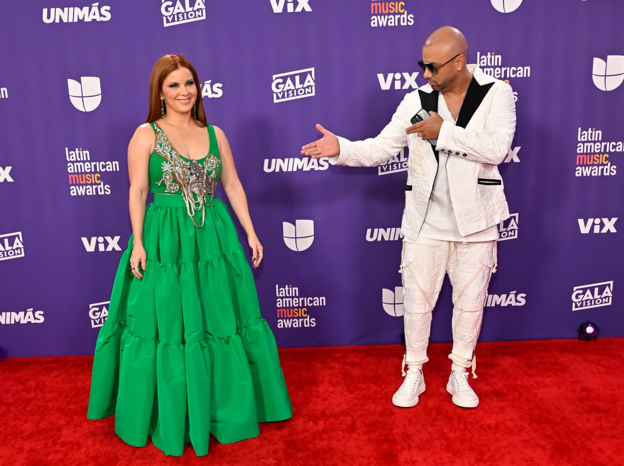 Wisin no perdió la oportunidad de asegurarse de que su esposa tuviera tanta atención como él.