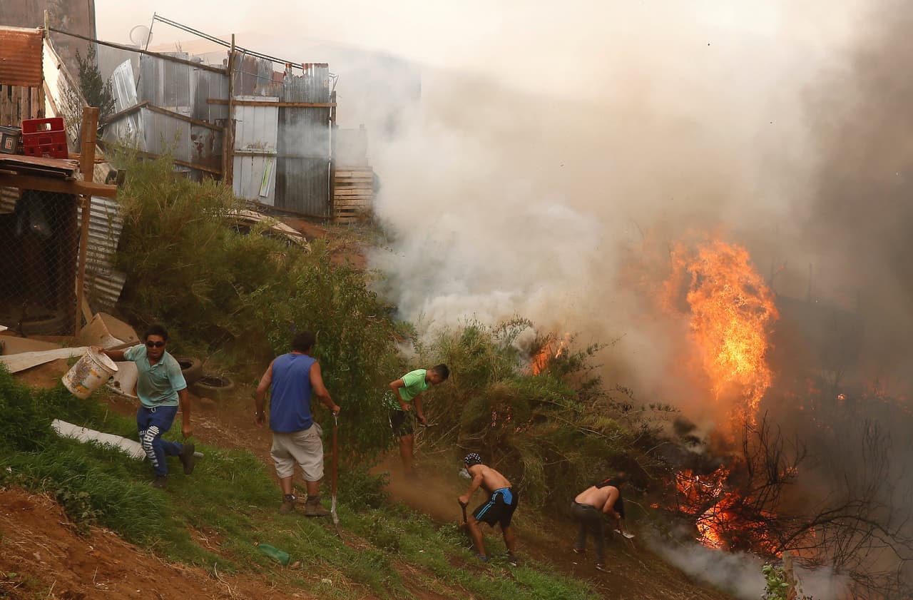 Mientras bomberos y brigadistas foresales seguían apagando las llamas, la policía realizaba rondas para resguardar las viviendas de los vecinos de las zonas afectadas.