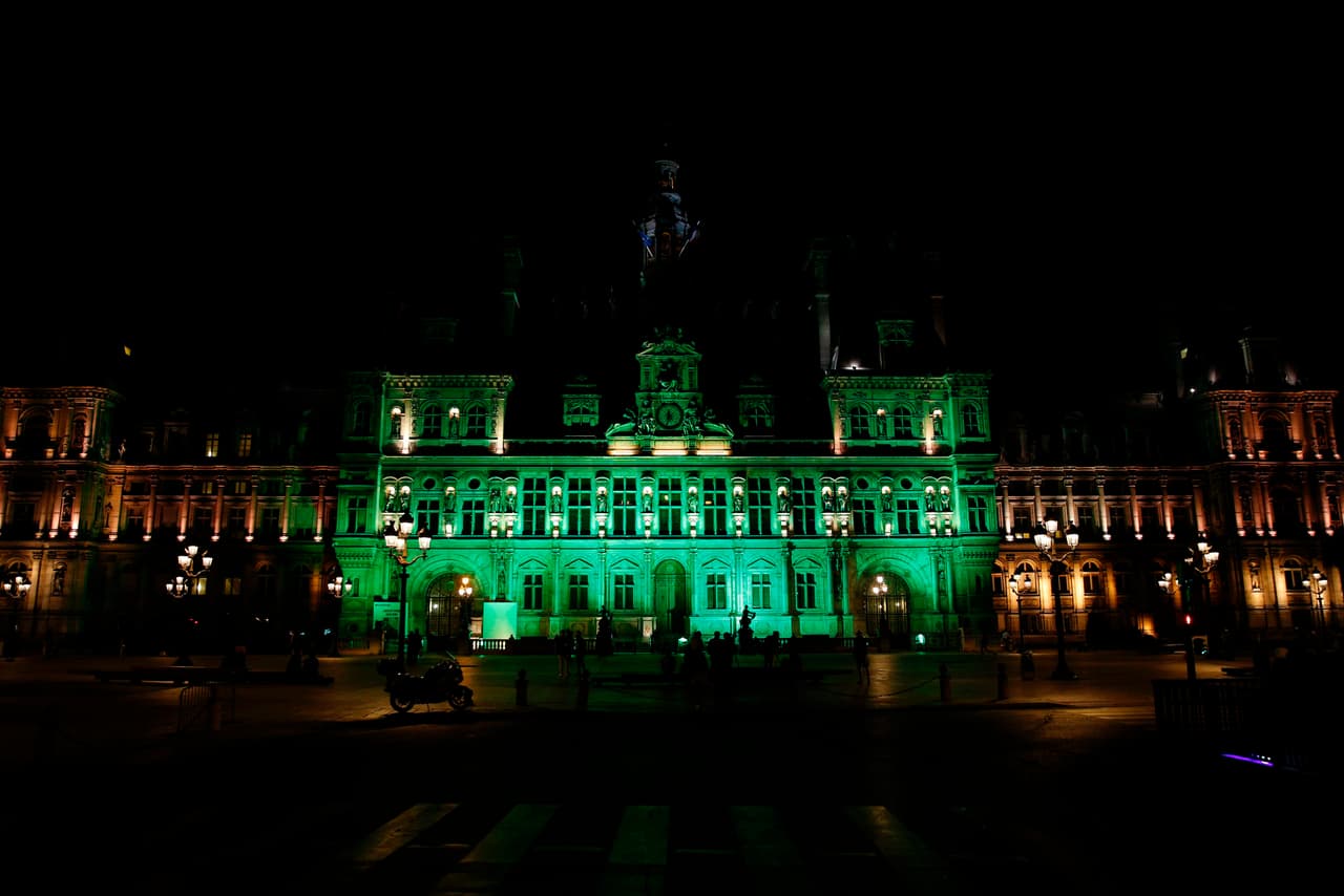El mismo día que el presidente Donald Trump anunció el retiro de EEUU del acuerdo, el Ayuntamiento de la ciudad de París fue iluminado en verde. Francia, Alemania e Italia emitieron un comunicado conjunto para resaltar que el pacto no puede ser renegociado.